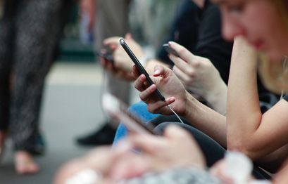 20+ Shocking Phone Addiction Statistics to Know in 2023